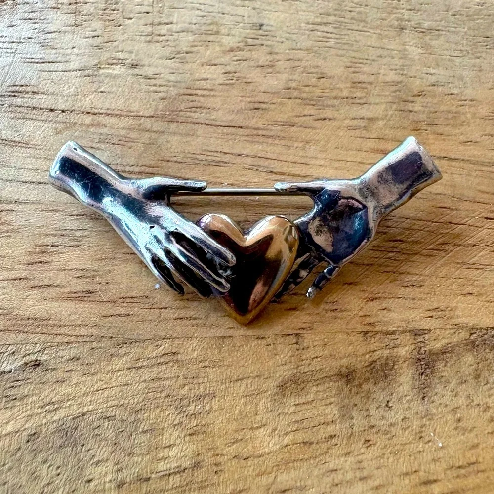Unique artisan-made pin with gold heart held by two silver hands - Picture 3 of 15